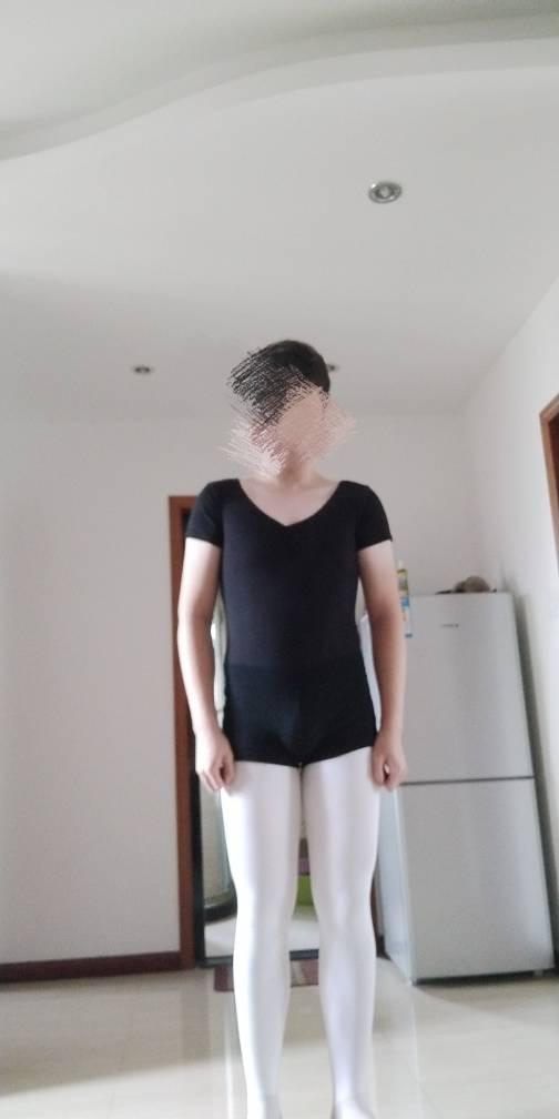 学芭蕾老师给我和另外个男孩发了一件黑色的舞蹈服,还有一件蓝色的