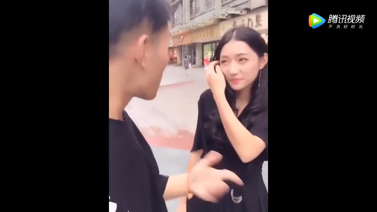 三里屯搭讪亲吻美女,妹子害羞的不行