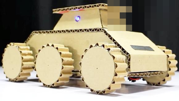 视频:手工大神用纸板制作装甲车遥控玩具