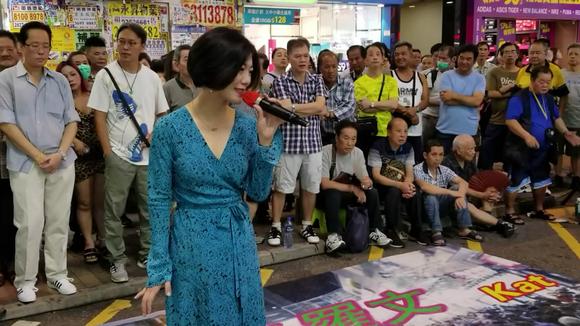 视频:香港旺角街头义演,美女歌手小龙女演唱《雪中情》,神似邓丽君