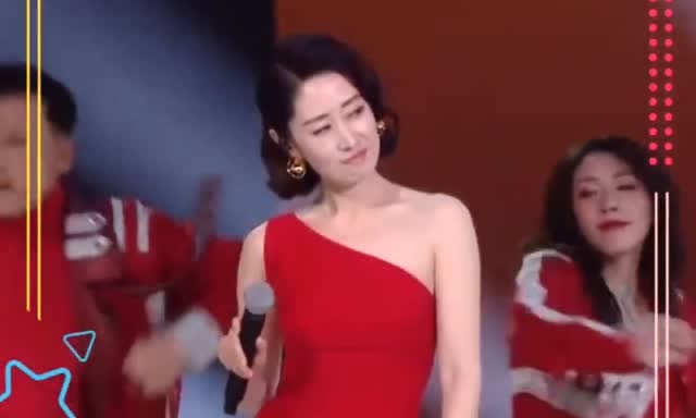 刘敏涛唱《红色高跟鞋,这个表情太抢镜,女神好可爱啊!