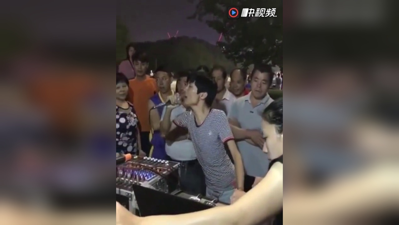 街头残疾歌手王亮 , 一首歌把马路都堵了! 后面大叔表情亮了!