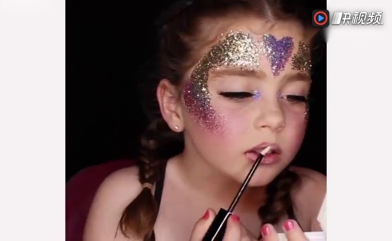 国外幼儿园的小女孩化妆都可以开课了,整体还素面朝天的阿姨快来围观!