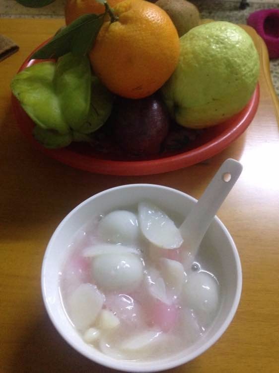潮汕人冬至会吃冬至丸,手工做的,现在人图方便,会用汤圆代替.
