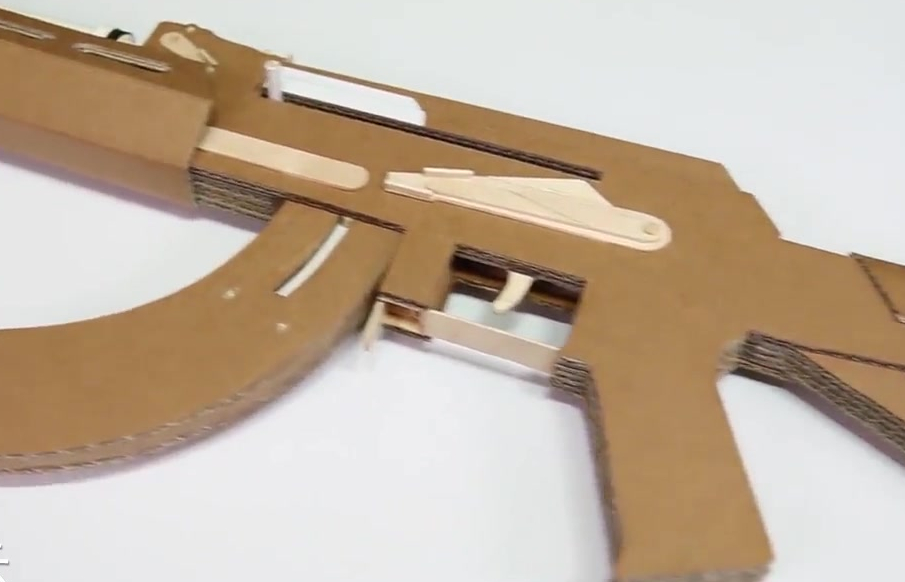 纸板制作的ak47冲锋玩具枪,真是脑洞大开,diy手工能力简直爆棚