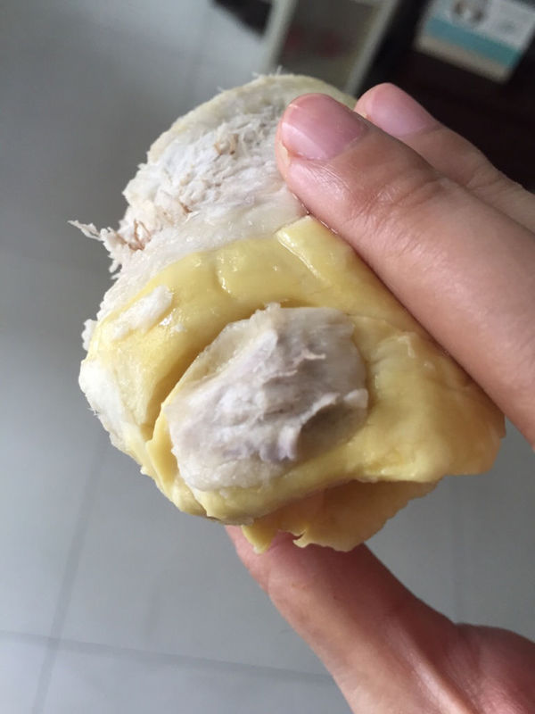 家里榴莲放了两天刚想起来吃 开壳以后发现流水了长白色的东西了 还能