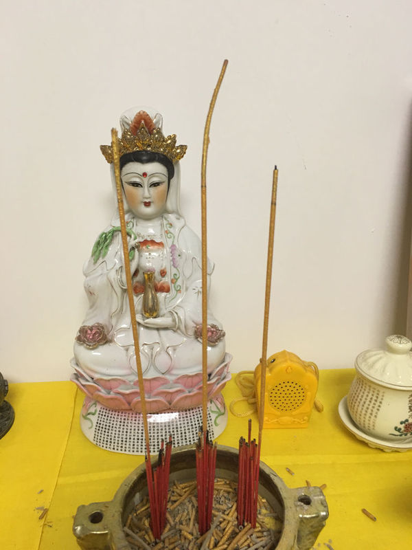 有会看香的大师帮我解答一下这个香火是什么意思?中间