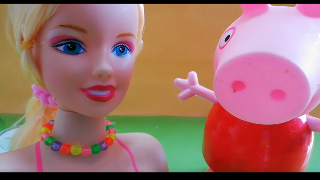 帮芭比娃娃梳头涂口红化妆游戏 小猪佩奇早教过家家玩具