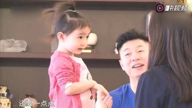 妈妈给奥莉梳冲天炮发型,奥莉为妈妈化妆,姐妹花啊