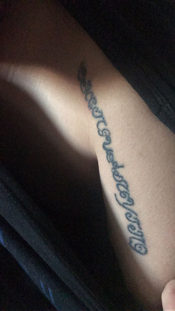 男人纹身英语字母在手臂什么意思