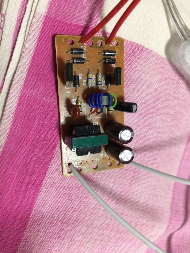 LV2017-08-13这个简单:先找出指示灯线放置一边然后:下图开关线其中一根和透明双芯线中的一根连接,做好绝缘包扎(设定为火犀220V)。剩余的开关线连接上图电路板红色线*任意一根),上图剩余红线连接下图透明线剩余的一根,同时与指示灯线并联,至此交流电路完成。上图白色线分别连接下图棕蓝色线即可,如果灯具使用LED发光,需要区分电源正负极性,电源板直流输出端正负极对应连接LED灯头正负极即可,到此全部完成电路连接。