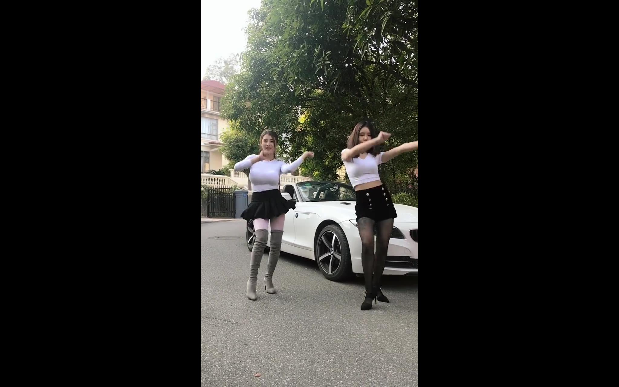 抖音阿硕小丸子穿丝袜跳 b>c哩c哩 /b>