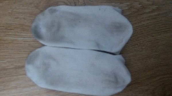 请问初中女生的白袜子穿一天下来会这么脏吗?(有体育课)