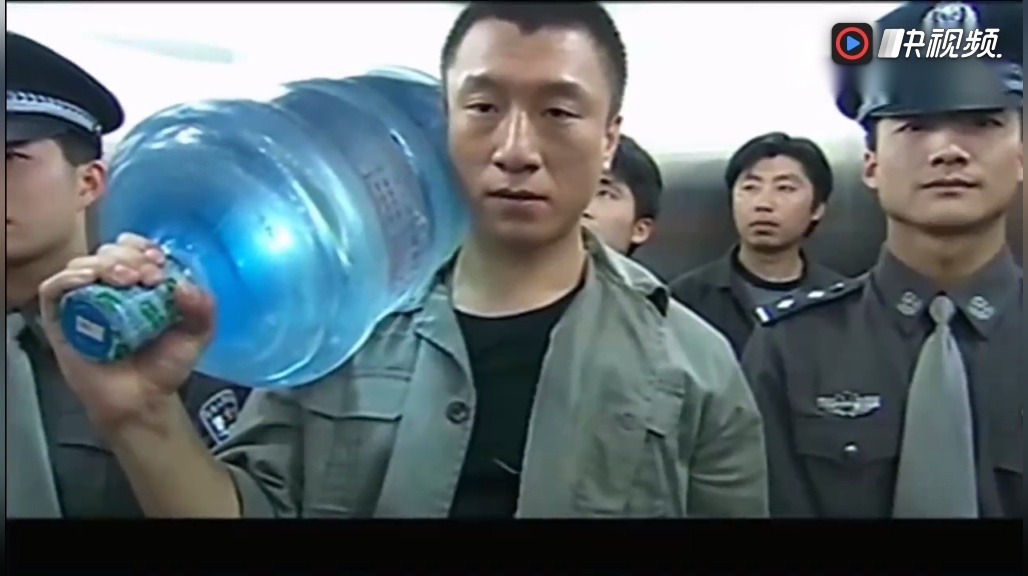 征服:两警察和刘华强一起坐电梯,并说认识刘华强,刘华强超淡定