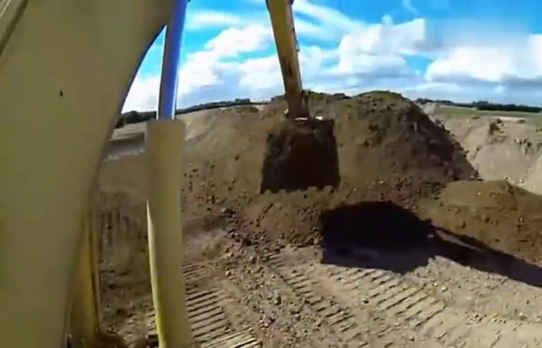 挖掘机第一视角挖土作业,你们觉得霸气吗?