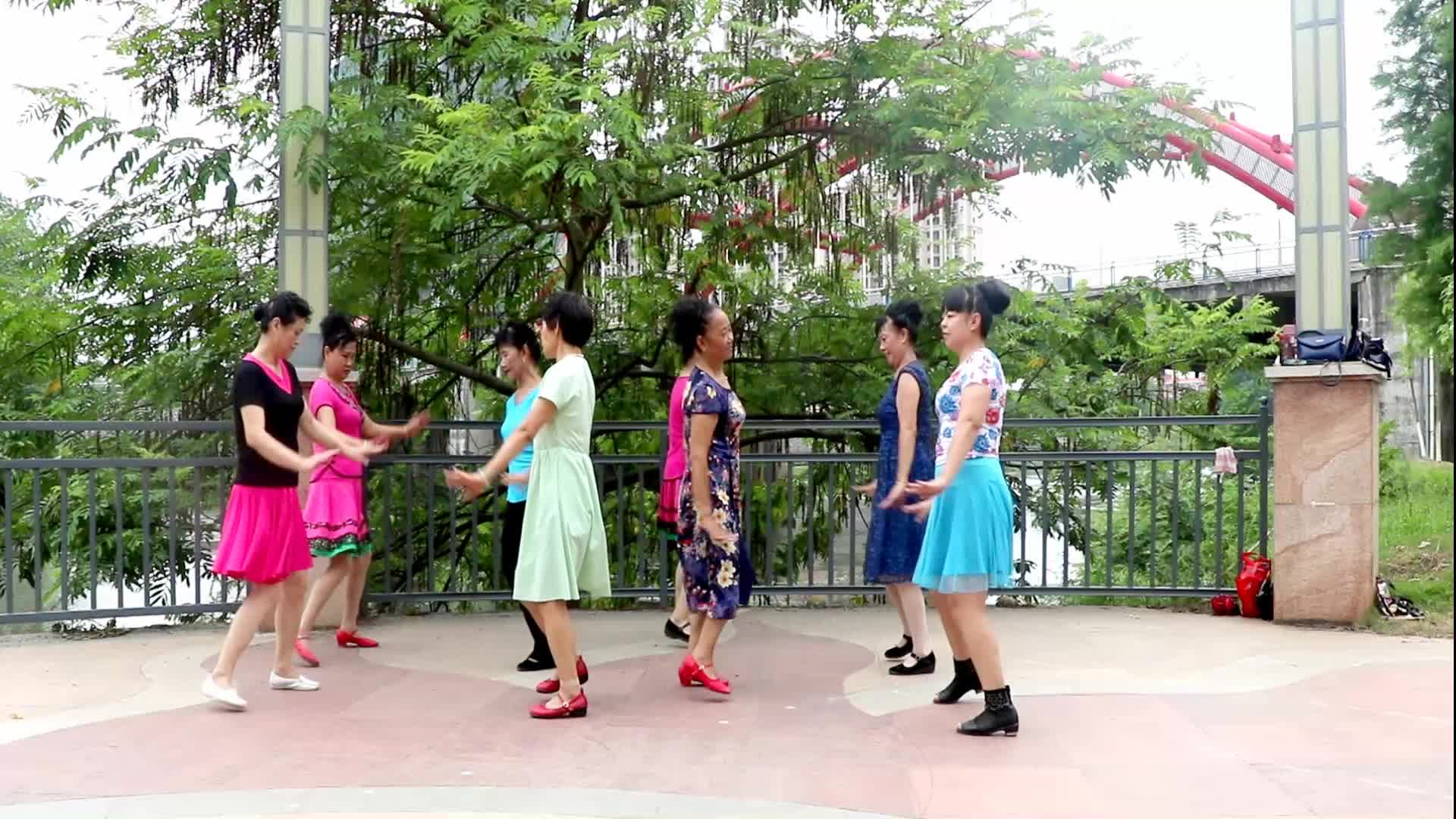 九九女儿红永远听不腻的老歌 小河边跳双人对跳广场舞也挺不错的