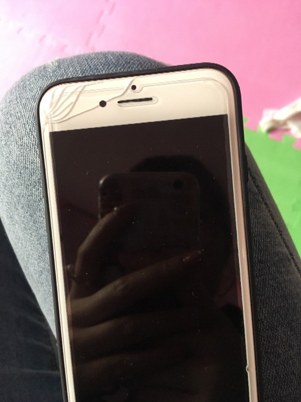 iphone8屏幕白边摔碎了 前置摄像头照相时摔坏的地方会折射影子 不想