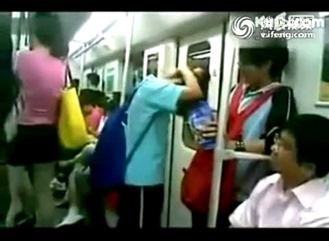 实拍中学生情侣地铁里摸胸接吻旁若无人_资讯频道_uusee悠视网 开心