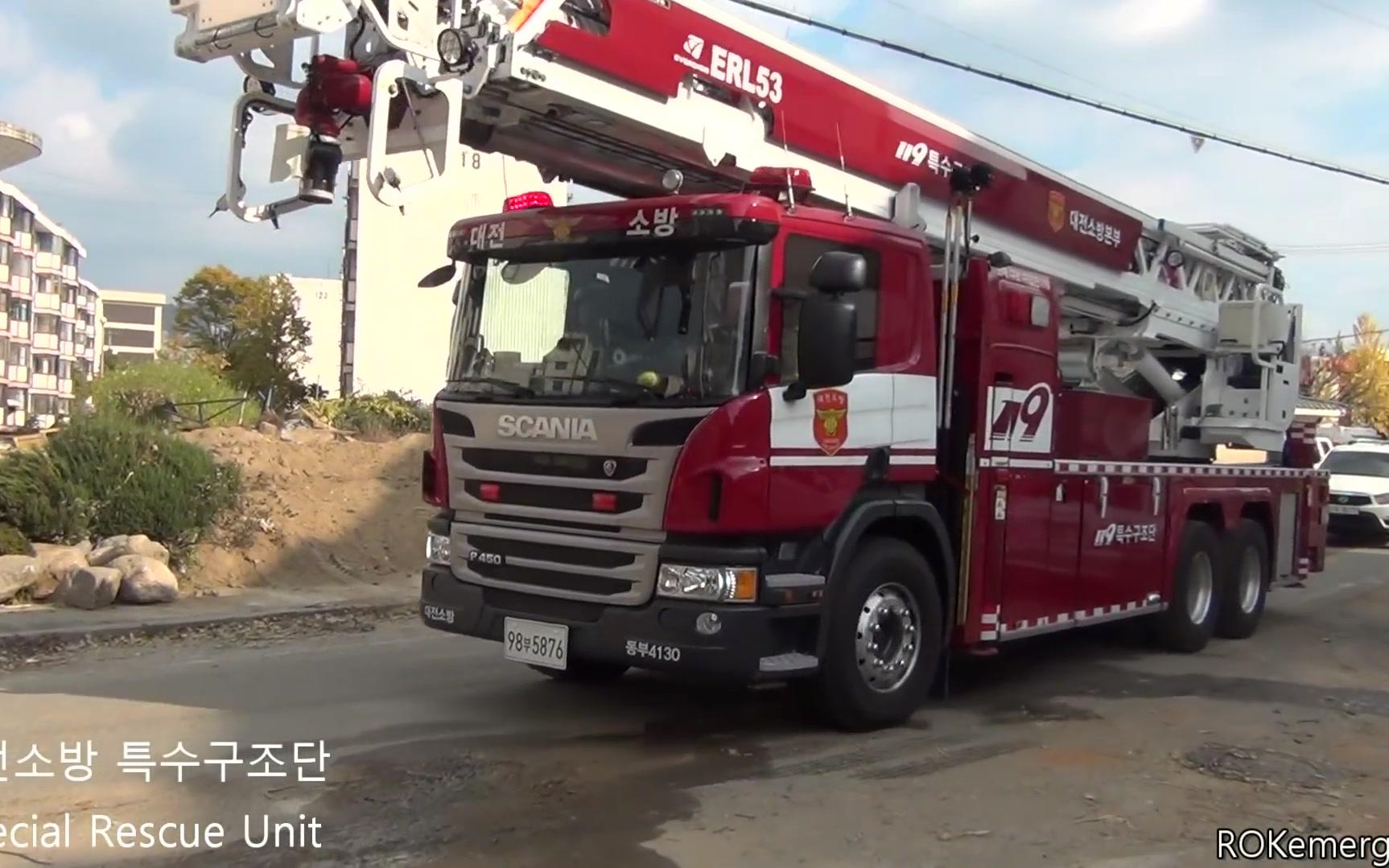 韩国某城市大批消防车,警车,正在使用自产电子警报器进行疯狂炸.