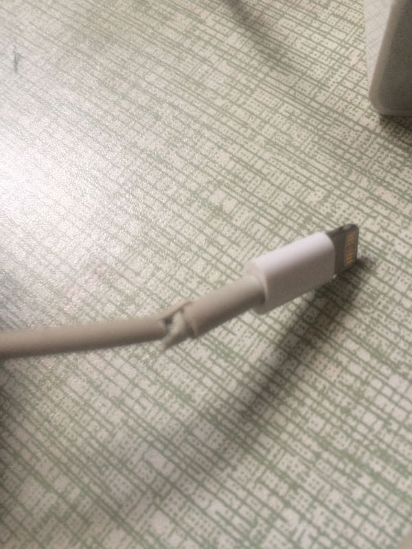 我的苹果5s充电器的线裂开了,充电的时候手机充电器发热.