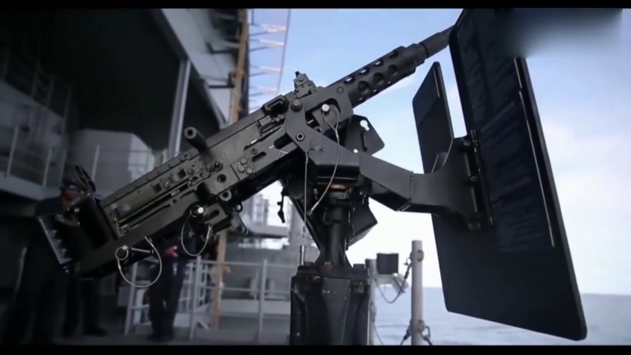 战舰上射击勃朗宁m2重机枪,弹药都是一箱一箱的用,真任性!