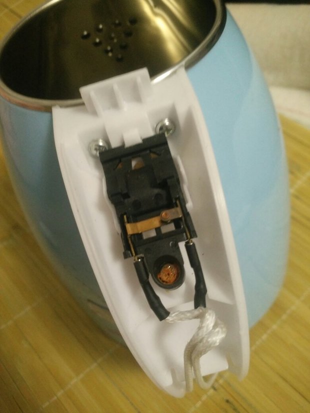 容信电热水壶开关怎样装,钢丝簧是卡在那个地方的?