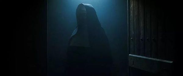 恐怖经典之作,由《请以你的名字呼唤我》的导演卢卡·格达戈尼诺执导