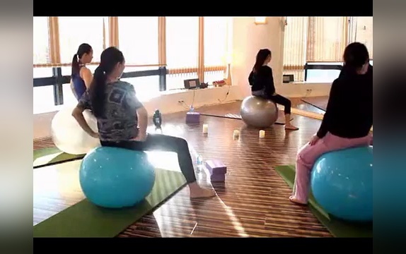 瑜伽很受欢迎的孕妇瑜伽球