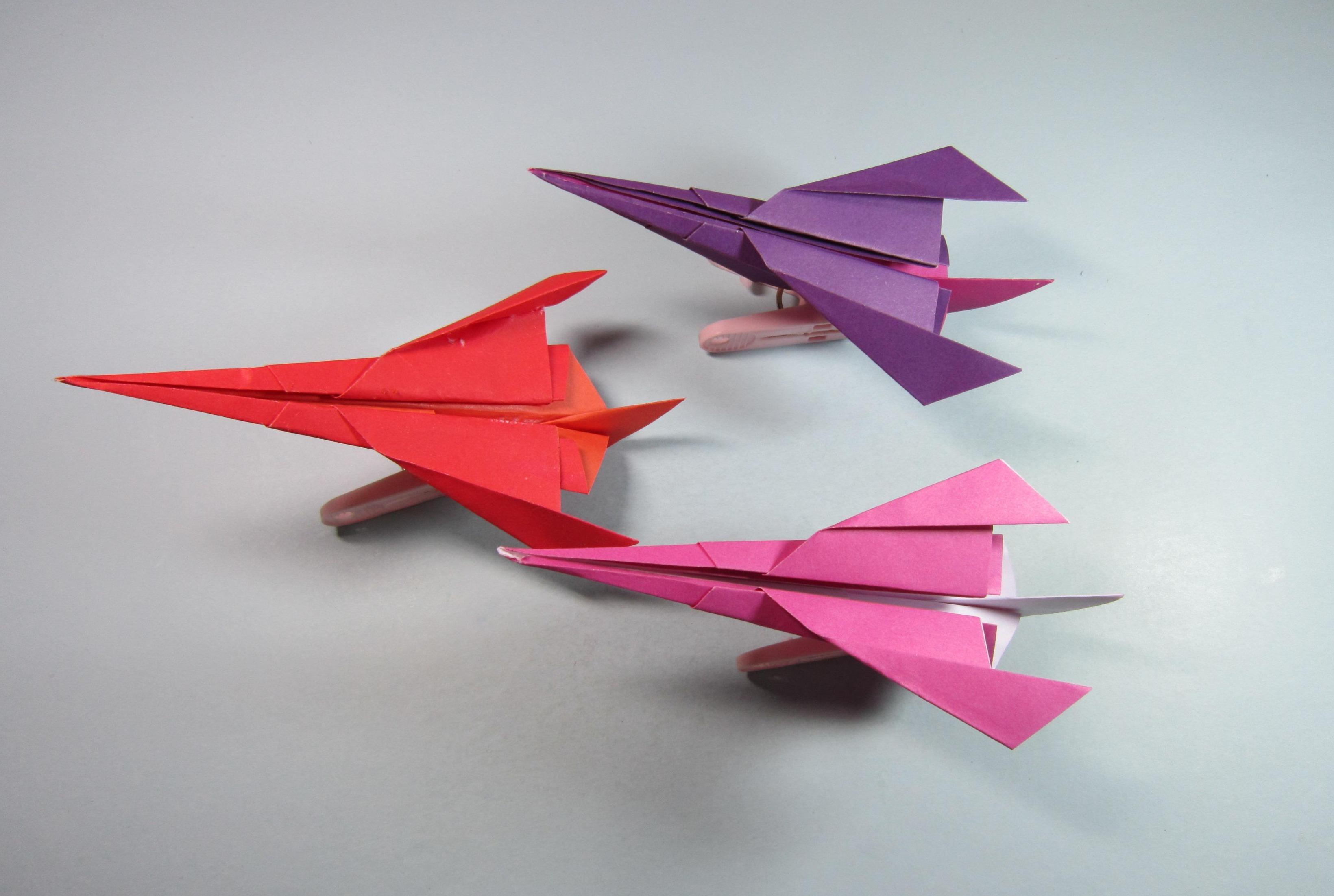 视频:趣味手工折纸飞机视频,一张纸折出超酷的星际战斗机