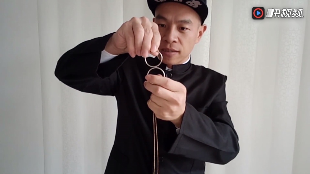 农村小伙魔术教学,明日环两种不同的玩法!