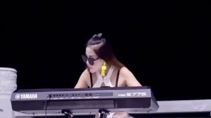 dj音乐美女电子琴弹奏一首 盗心贼节奏超棒,弹得精彩