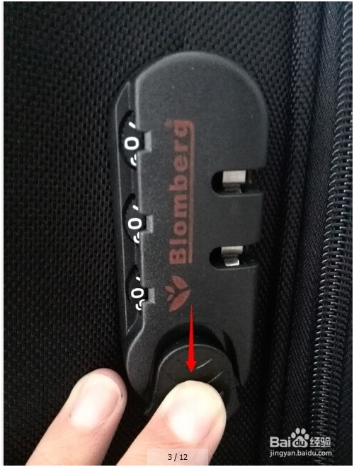 按住行李箱密码锁拉杆往右拉定住,然后滑动密码轮,设置自己喜欢的密码