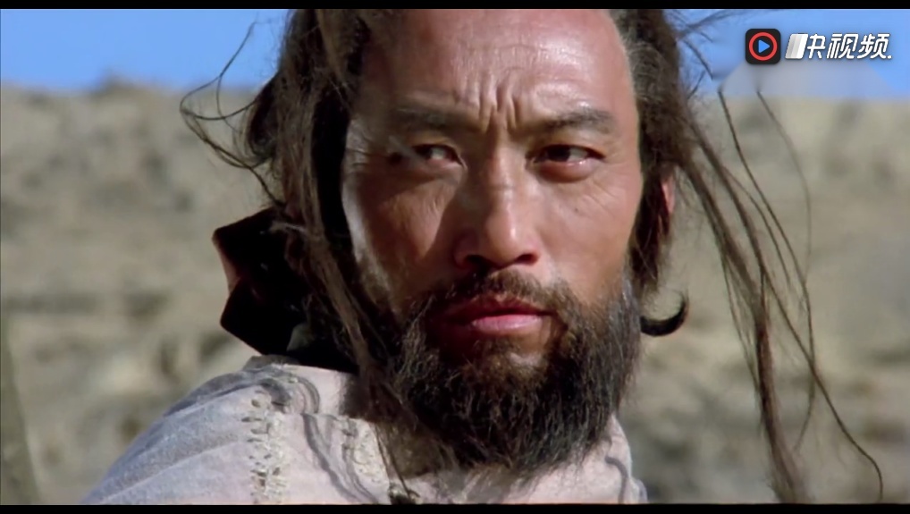 黄河大侠:武术家于承惠这段双手剑精彩动作场面已成经典.