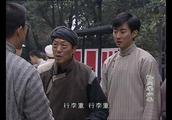 《 恰同学少年》刘俊卿来报道,老父亲帮忙挑行李,却说是雇的挑夫