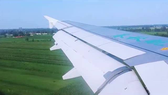 乘坐春秋航空飞机,机翼视角实拍降落全程,阻流板再一次抢镜!