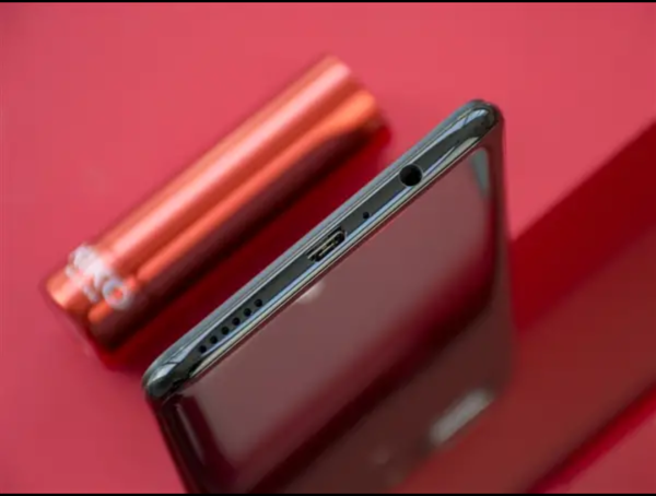 oppor15梦境版的耳机孔在哪边