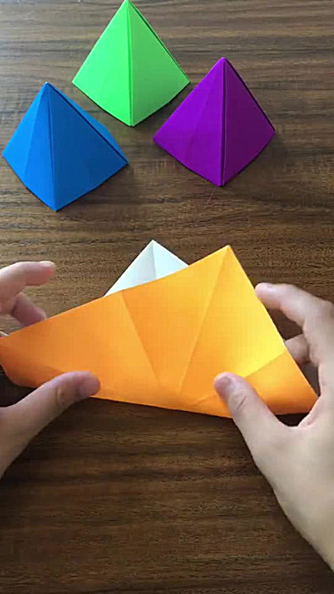手工简单的金字塔折纸教程,可以当作宝宝叠叠杯的小玩具.
