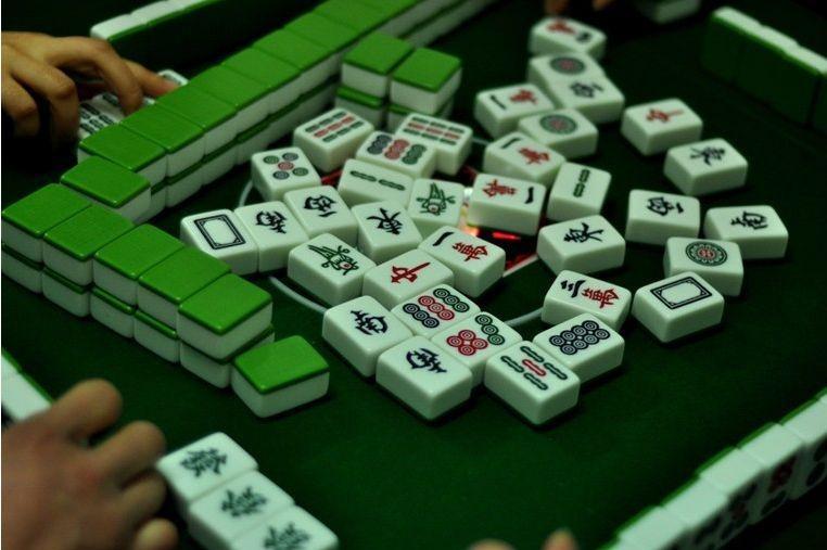 视频:麻将胡牌技巧教学,看高手如何清一色的!