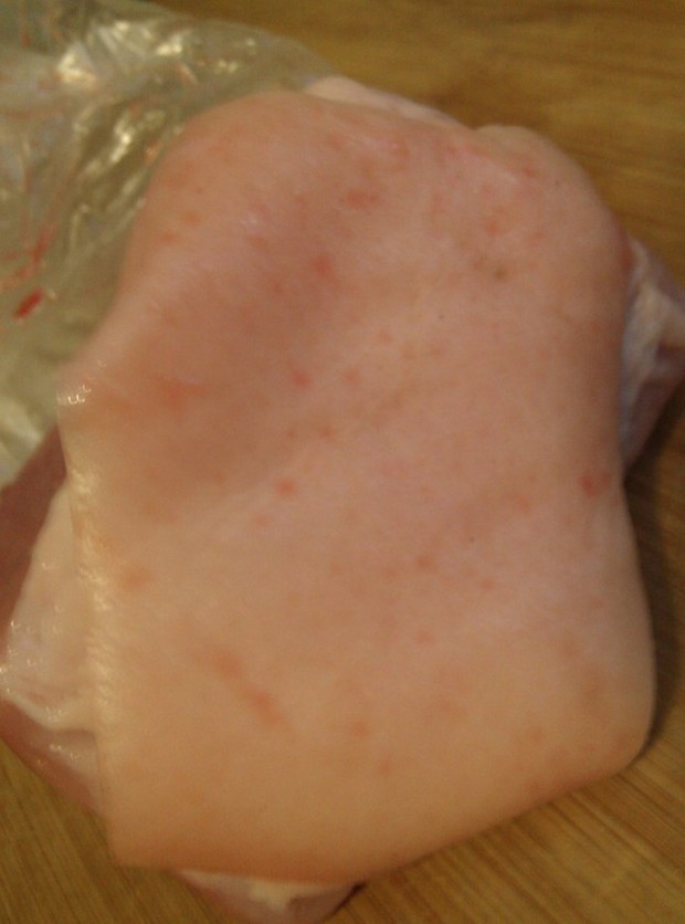 这个猪皮上有一点点的红点,是病猪吗?