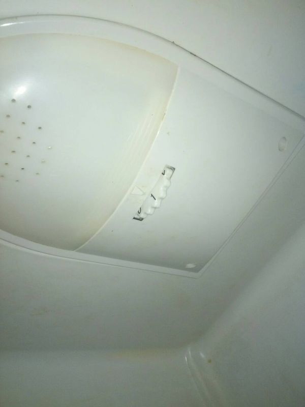 华凌冰箱温控器灯罩怎么取下来,两个螺丝都松了,就是拿不下来?