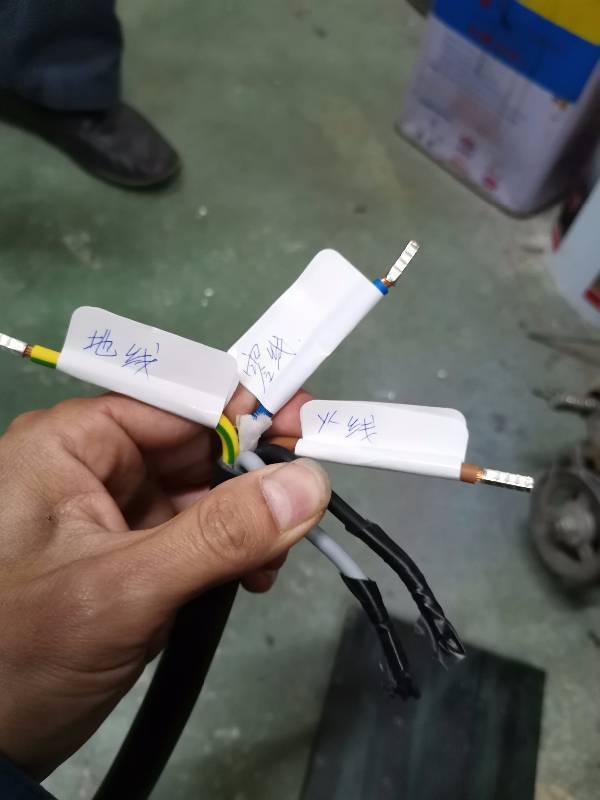 保时捷卡宴随车送的充电桩5条电线怎么接线的.谢谢
