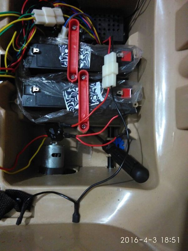 儿童四轮电动车 两块电瓶不知道怎么接了 现在遥控器不能遥控车了