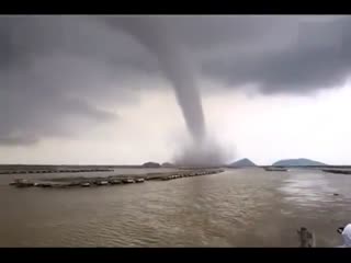 恐怖瞬间 龙卷风视频集锦 实拍珠海海面现罕见龙卷风堪比世界末日