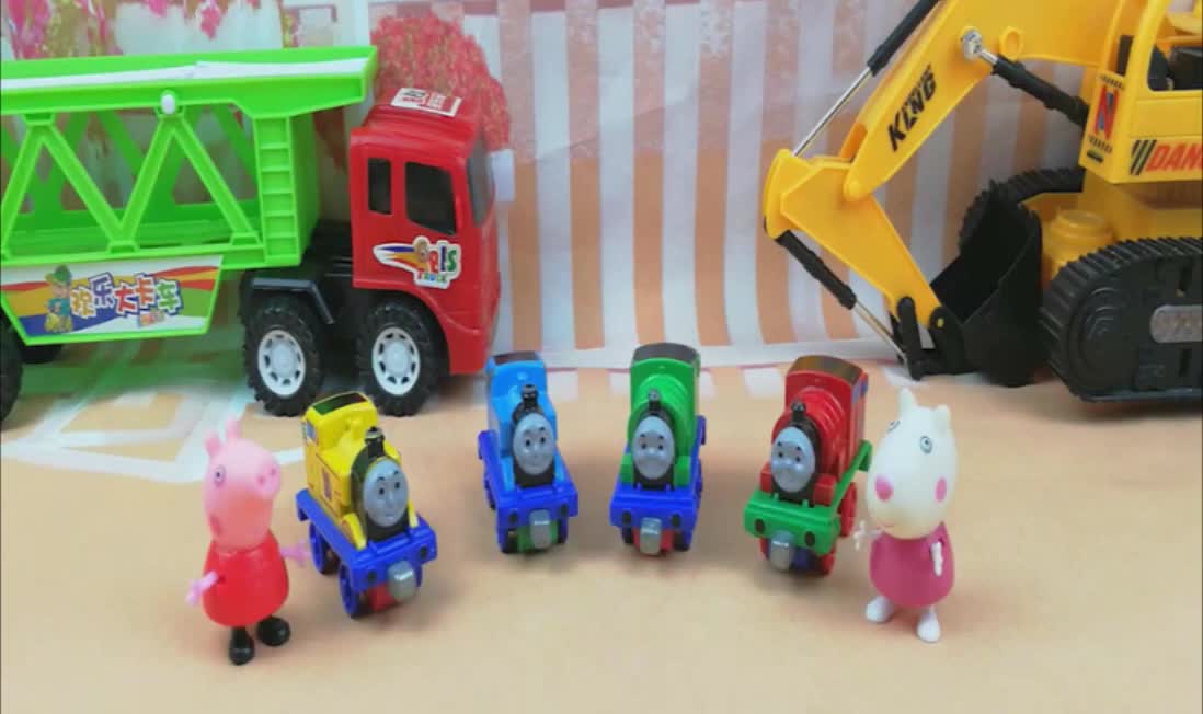 托马斯小火车和小伙伴小猪佩琪发现神奇的彩泥球玩具