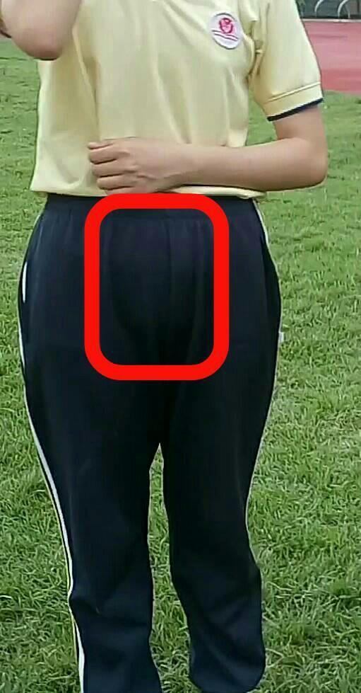 女生真衣服,下体位置为什么会凸起?