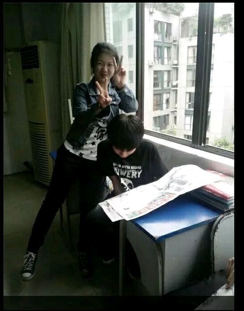 王俊凯毕业照下面的那个女同学叫什么