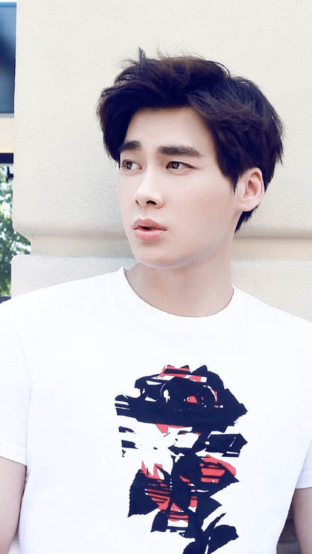 李易峰 李易峰,1987年5月4日出生于四川成都,中国男演员,歌手,毕业于