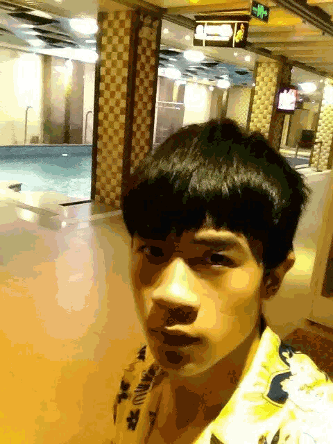 求大神把这个照片p成猪头,纯属恶搞,急在线等 万分感谢