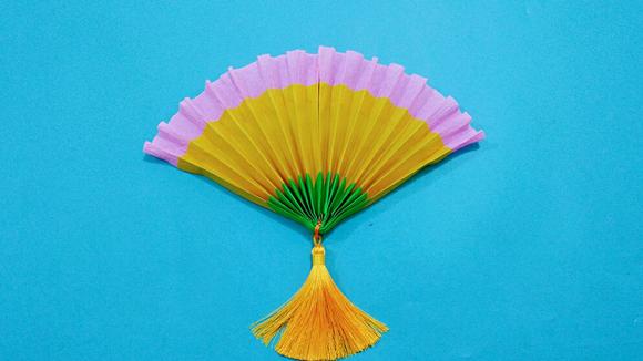 视频:很漂亮的三色扇子折纸,重要的是非常实用,扇起来风很大夏天必备