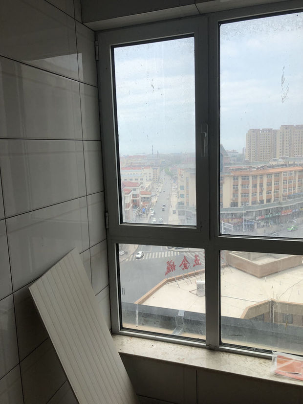 卧室窗户对马路 请问这是算不算路冲.附图